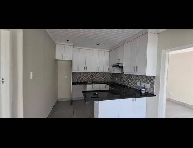 2 BEDROOM PROPERTY TO RENT IN FISH HOEK